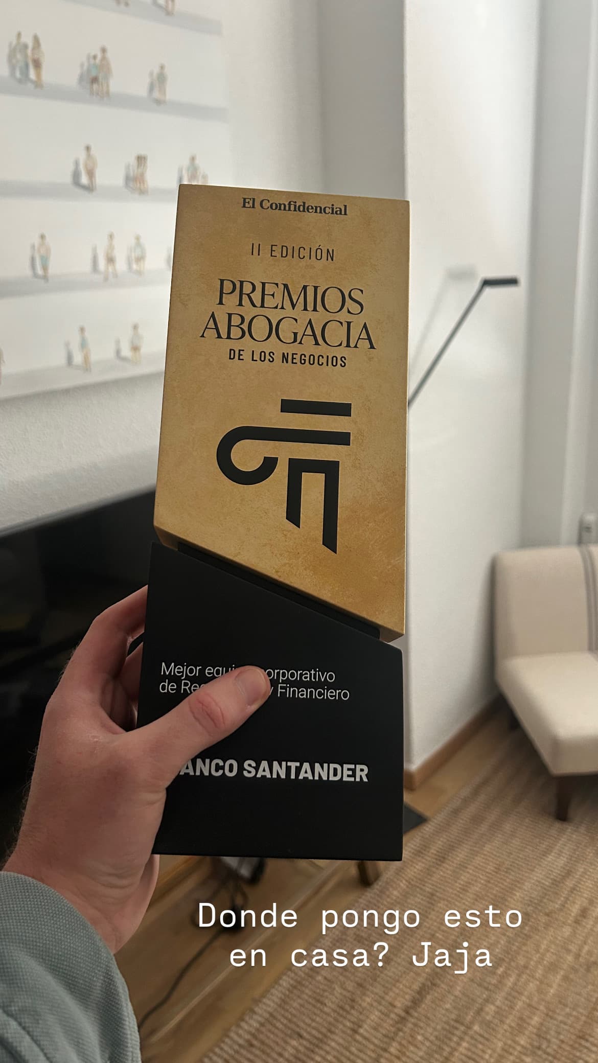 Mano sosteniendo el trofeo de los Premios Abogacía de los Negocios otorgado a Banco Santander.