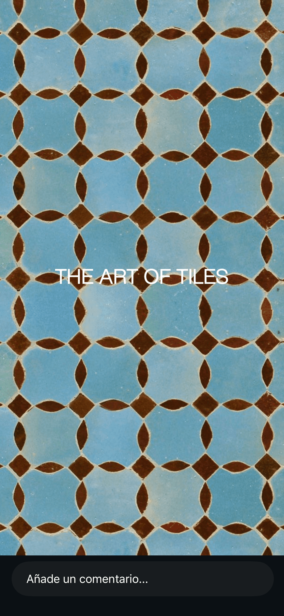Patrón de azulejos azules y marrones con el texto superpuesto "THE ART OF TILES".