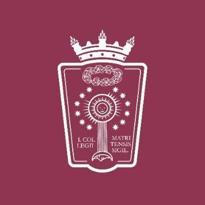 Escudo blanco con corona, sol, estrellas y laureles sobre fondo granate con inscripciones en latín.